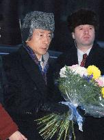 (1)Koizumi offers flowers at site of Moscow theater siege